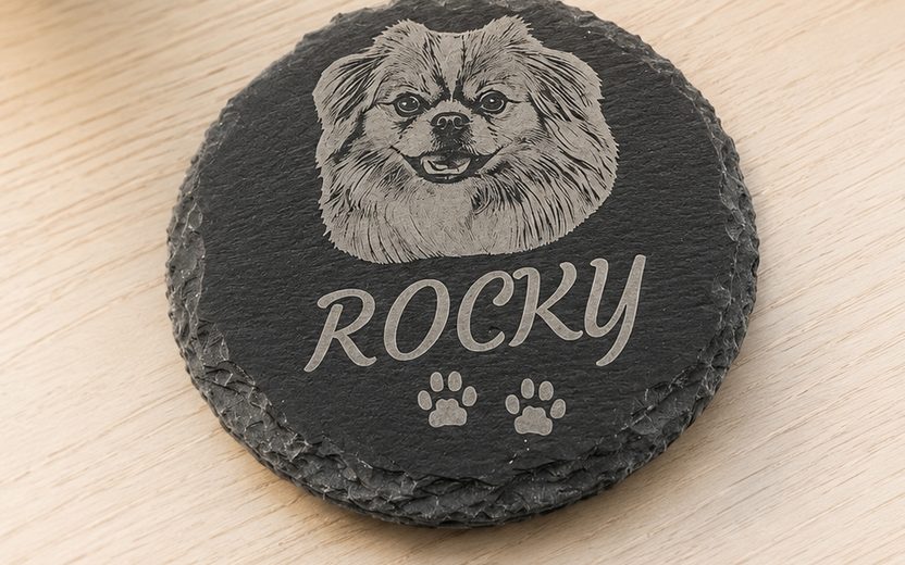 Personlig bordskaaner i skifer med gravering - ROCKY